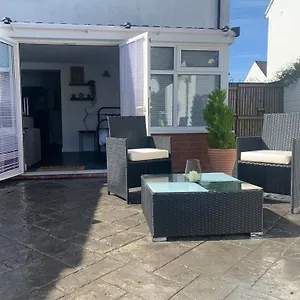 https://the-little-lodge-penarth-nr-cardiff-upto-3-guests.cardiffhotelswales.com